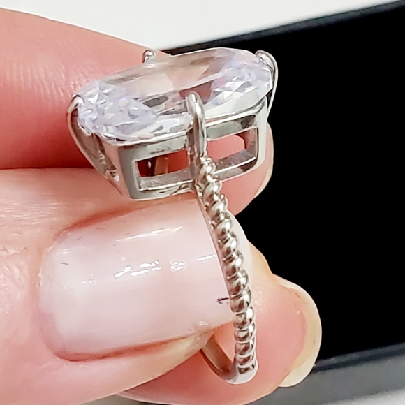 💕Charming Clear Stone Cocktail Ring💕 - Picture 3 of 6